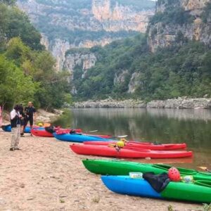 NATSEQ Kajaks am Flussufer
