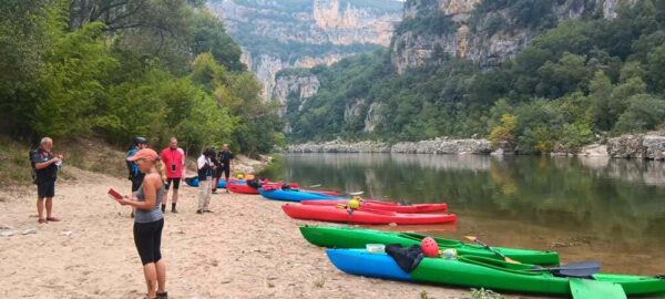 NATSEQ Kajaks am Flussufer