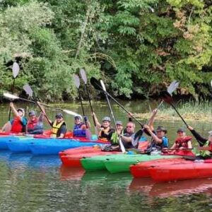 Gruppe begeisterter Kajakfahrer auf dem Wasser