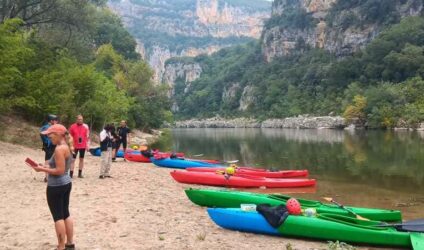 NATSEQ Kajaks am Flussufer