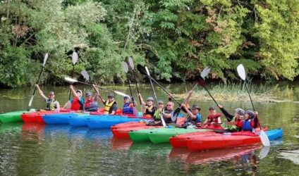 Gruppe begeisterter Kajakfahrer auf dem Wasser