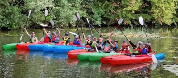 Gruppe begeisterter Kajakfahrer auf dem Wasser