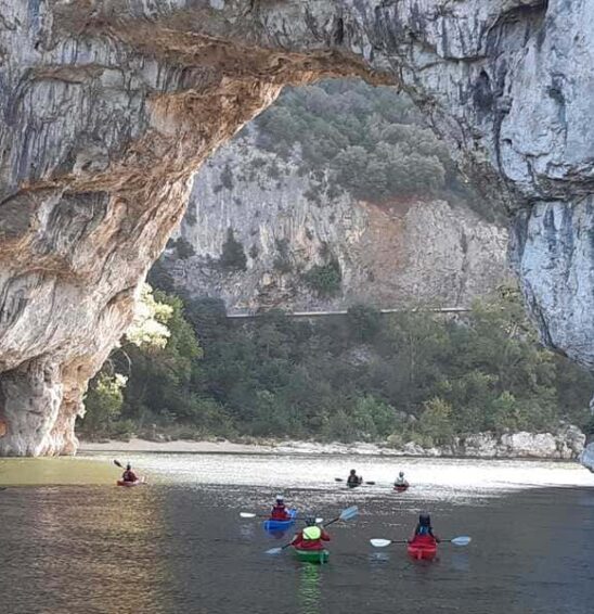 Gruppe Kajaksportler auf einer Tour